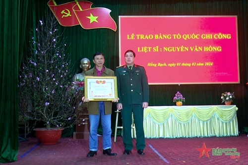 Bộ CHQS tỉnh Thái Bình: Trao bằng Tổ quốc ghi công Liệt sĩ Nguyễn Văn Hồng cho gia đình